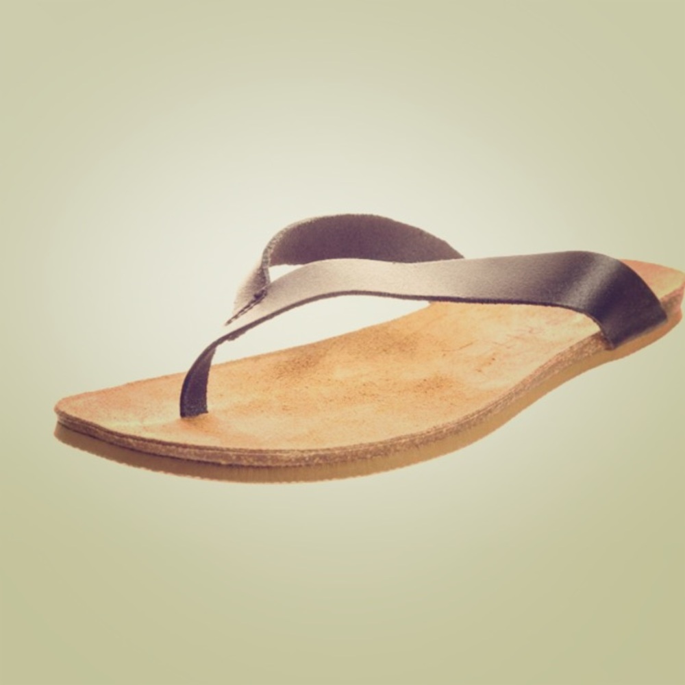 Like new esprit Lee leather thing flip-flops